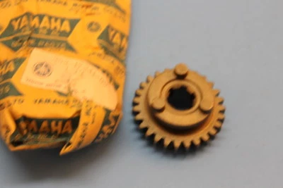 NOS YAMAHA GT80 GT1 LB80 DT80 CUARTA RUEDA MARCHA 27T PIEZA # 353-17241-00-00 Foto 1 de 4