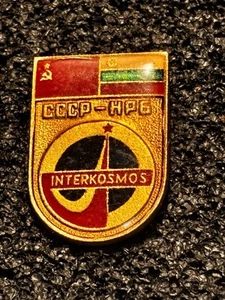 Nave espacial Intercosmos en el espacio 1979 URSS-BULGARIA METAL ESMALTE PINBACK - Imagen 1 de 2