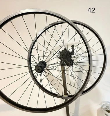 Juego de ruedas Bontrager 26 pulgadas con pinchos. Hecho en Estados Unidos. Foto 1 de 4