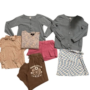 Girls Casual Size 7 Bundle Shorts Tops Sweats - Picture 1 of 9