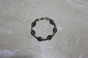 VINTAGE EMERALD BEADS ON SILVER TONE LOBSTER CLAW CLASP BRACELET - Picture 1 of 2