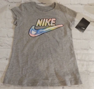 Mädchen grau Nike mit mehrfarbigen Streifen Kurzarm T-Shirt Größe 5 - Bild 1 von 4