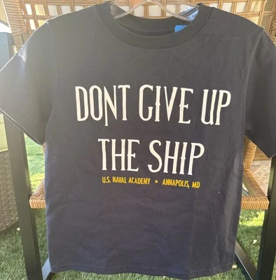 Camiseta Juvenil Academia Naval de los Estados Unidos Guardiamarinas Logo Círculo Envejecido - Gris Deportivo Foto 1 de 4