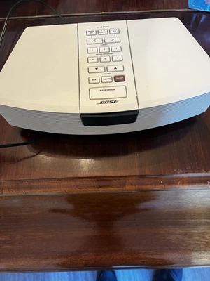 Bose AWR1-1W Acoustic Wave Clock Radio- White- Tested and Works/No Remote - Image 1 of 3