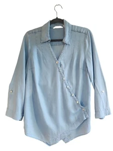 Blusa para mujer Soft Surroundings azul medio Demin asimétrica top abotonada - Imagen 1 de 7