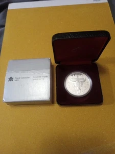 1982 CANADA UK ELIZABETH II Cattle Skull Specimen Silver Dollar Coin UNC in Box - Picture 1 of 5