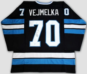 CAMISETA PERSONALIZADA FIRMADA POR KAREL VEJMELKA UTAH HOCKEY CLUB MAMUT AUTOGRAFIADA CERTIFICADO DE AUTENTICIDAD JSA - Imagen 1 de 3