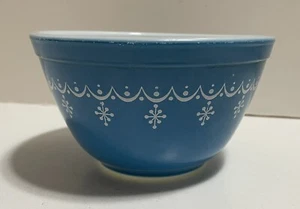 Vintage Pyrex Blue Snowflake Garland Cinderella 1.5 Pint Mixing Bowl #401 - Picture 1 of 6