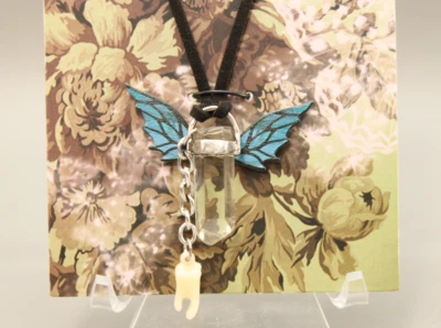 Collar de cordón con dije de dientes de alas de cristal - espina y fábula - cristal sintético NUEVO Foto 1 de 3