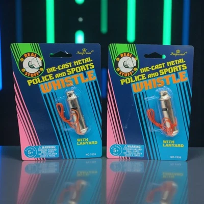 2 件帝国压铸金属警察和体育哨子带挂绳老式玩具套装 — 第 1/4 张图片