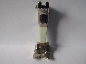 BERNINA  BUTTON HOLE  FOOT    No 033  ONE LUG - Picture 1 of 2