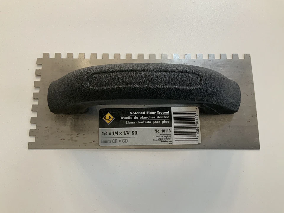 NOVO QEP 10113 Espátula de piso de aço entalhado tipo azulejo com cabo de plástico - Imagem 1 de 3