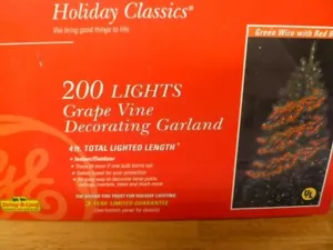 GE Holiday Classics 200 LIGHTS Grape Vine Decorating Garland RED 4' lighted Leng - Picture 1 of 7