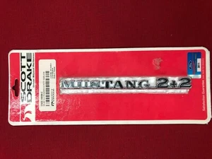 1965-1966 Fastback "Mustang 2+2" Script Pin On Fender Emblem - Scott Drake - Imagen 1 de 2