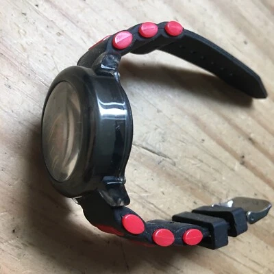 Reloj pulsera digital Justice League para niños con correa de silicona de polietileno rojo y negro Foto 1 de 3