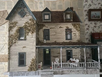 Casa de muñecas hecha a mano espeluznante, espeluznante, embrujada Halloween Foto 1 de 4