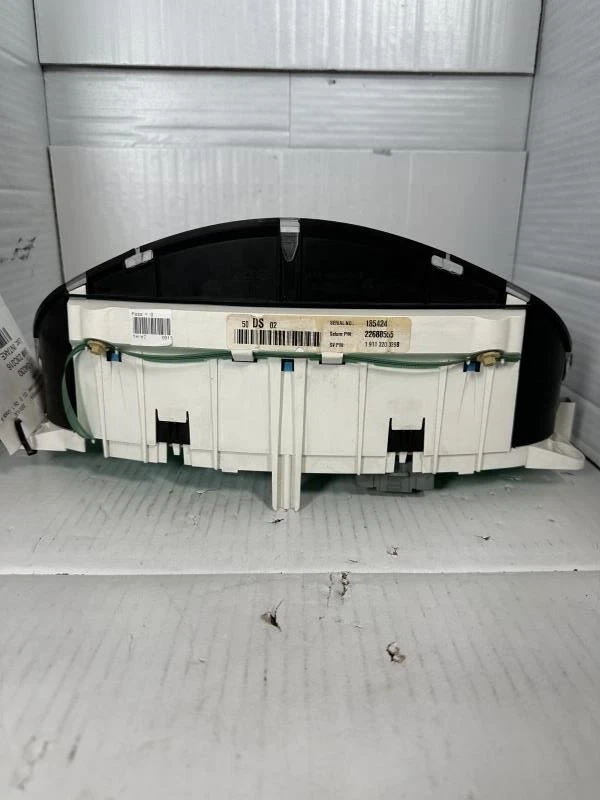 Velocímetro Cluster EE. UU. desde 02-03 VUE 2272134. Foto 1 de 4