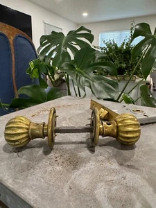 Antiguo juego de manijas de puerta ornamentadas de latón de la época victoriana italiana! ¡Totalmente funcional! - Imagen 1 de 9