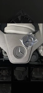 Insignia de embellecedor de cubierta de motor delantero Mercedes para motores M156 / M113 - Imagen 1 de 3