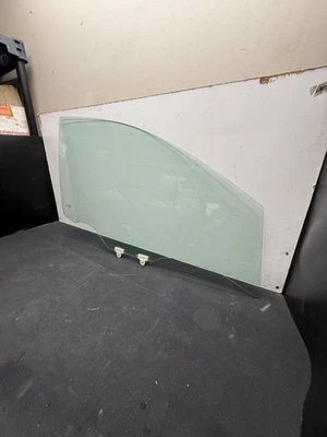 Nissan Versa 2007-2012 hatchback ventana puerta de vidrio lado del pasajero delantero derecho Foto 1 de 4