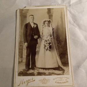 Tarjeta de gabinete de fotos antigua: novia y novio, Adolph A Meyer Studio, Chicago, IL - Imagen 1 de 1