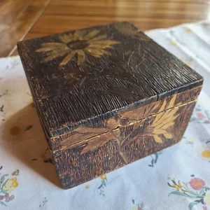 Antique Pyrography Hinged Burned Wood Box 5 7/8" by 5 7/8" ~Floral ~Daisy - Picture 1 of 10