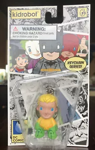 Kidrobot DC Comics Aqua Man Portachiavi Figura in Vinile NUOVO - Foto 1 di 3