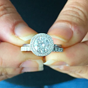 Anello di fidanzamento e fascia in oro bianco 14 kt con diamanti tondi certificato GIA 1,80 ctw - Foto 1 di 11