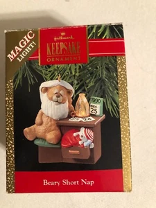 Ornamento pisolino corto Hallmark Beary 1990 in scatola - luce magica - Foto 1 di 4
