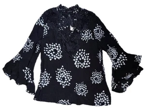 Camisa Negra Floral Escote Encaje Pequeña Tela Crepé Mangas Acampanadas Cachicho - Imagen 1 de 6