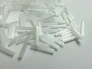 LOTE DE 100 PIEZAS ~ SATINADO BLANCO ~ CORNETA DE 15 mm de largo ~ cuentas de vidrio - Imagen 1 de 2