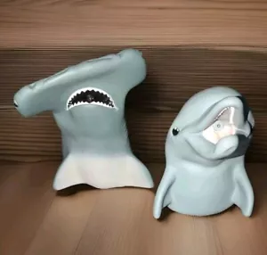2 SELTENE VINTAGE NEUE PIZZA HÜTTE SPIELZEUGPUPPE FLIPPER DELFIN HAMMER KOPF HAI SPRITZEN - Bild 1 von 5