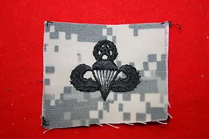PARACAIDISTA ORIGINAL EDICIÓN DE EE. UU. EJÉRCITO MAESTRO ALA AEROTRANSPORTADA EN ACU CAMUFLAJE - Imagen 1 de 1