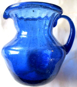 VINTAGE COBALT BLUE HAND BLOWN PEDESTAL CREAMER, PONTIL BASE SCAR, 3 1/4", USED - Imagen 1 de 6