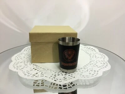 VIDRIO DE CHUPITO DE ACERO INOXIDABLE JAGERMEISTER 2 OZ. CUERO NEGRO ROJO LOGO SIN USAR, EN CAJA Foto 1 de 2