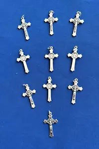"ST. BENEDIKT 1-1/2 SILBERKRUZIFIX" 1-1/2" H, Abzeichen auf Rückseite, Lot 10 Stück NEU - Bild 1 von 2