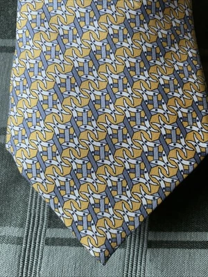CORBATA HERMES 7990 EA cadena entrelazada impresión en seda amarilla y gris FRANCIA Foto 1 de 4