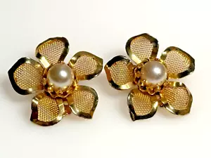 Vintage Clip on Earrings Faux Pearl Mesh Gold Metal Flower - Picture 1 of 9