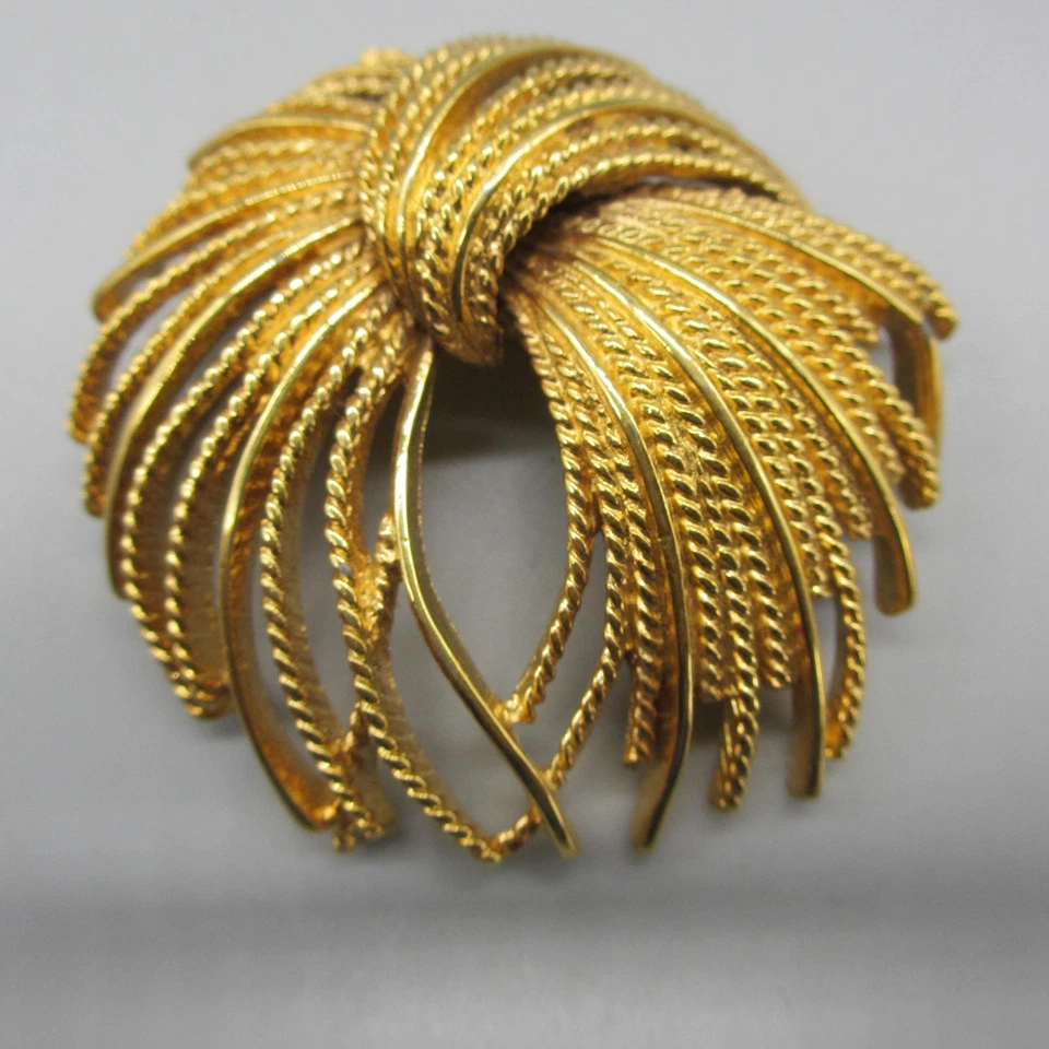 Broche Pin Vintage Monet Tono Dorado Cuerda Remolino Nudo Corona Firmado Declaración Foto 1 de 4