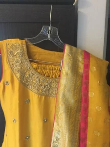 Elegante Traje Kameez de Seda Cruda, Pantalones y Dupatta Amarillo Mediano Nuevo con Etiquetas - Imagen 1 de 11