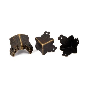 10x Protección de bordes Protección de esquina Esquinas metálicas Esquinas Protección Mesa Muebles Hierro 38x38x28mm - Imagen 1 de 3