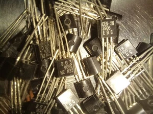 Central Semiconductor 2N3906 PNP Si. transistors/Qty-250/NOS/TO-92 pkg - Picture 1 of 3