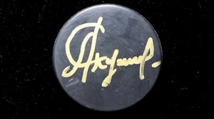 Disco de hockey autografiado Alexander Sergeevich Yakushev - Imagen 1 de 3