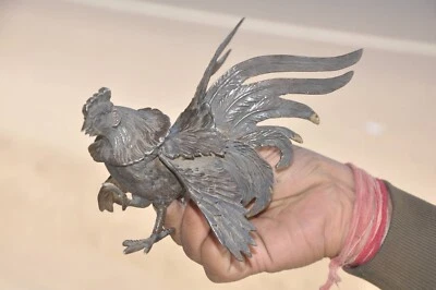 Estatuilla de gallo volador/lucha grabada con incrustación de metal blanco de colección Foto 1 de 4