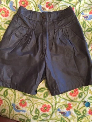 Pantalones Cortos de Cuero Cintura Alta Gris Pequeño Foto 1 de 4