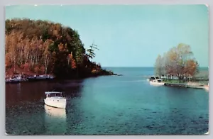 Postal de barcos en la entrada del puerto del río Negro en el lago Superior Michigan - Imagen 1 de 2