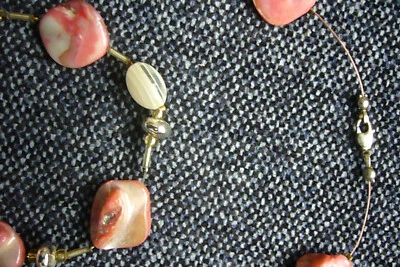 Perlmuttartiges 3 tgl Modeschmuck Set rosa Kette, Armband, Clip-Ohrringe - Bild 1 von 4