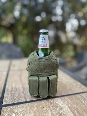 Mini Chaleco Táctico Militar Portador de Platos Coozie Bebida Koozie EE. UU. Verde Foto 1 de 4