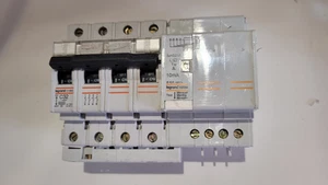 Disjonteur differenciel legrand 01983 02554 tetrapolaire 32A 10mA triphasé + N - Photo 1/7