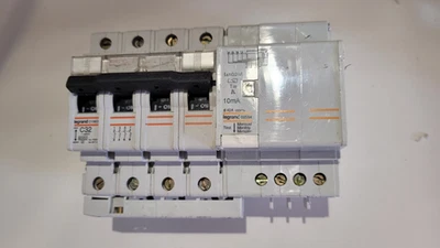 Disjonteur differenciel legrand 01983 02554 tetrapolaire 32A 10mA triphasé + N - Photo 1/4
